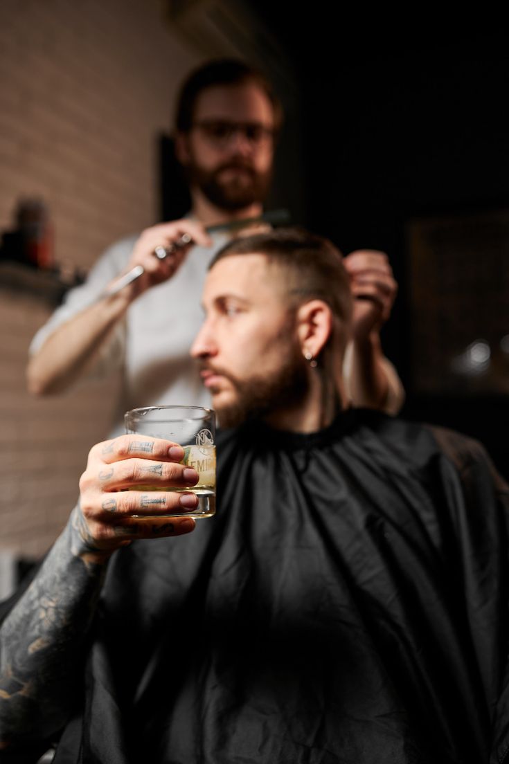 Corte masculino na barbearia Valhalla