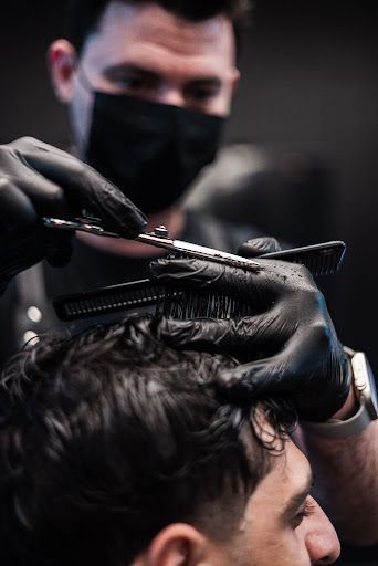 Foco no corte masculino na barbearia Valhalla