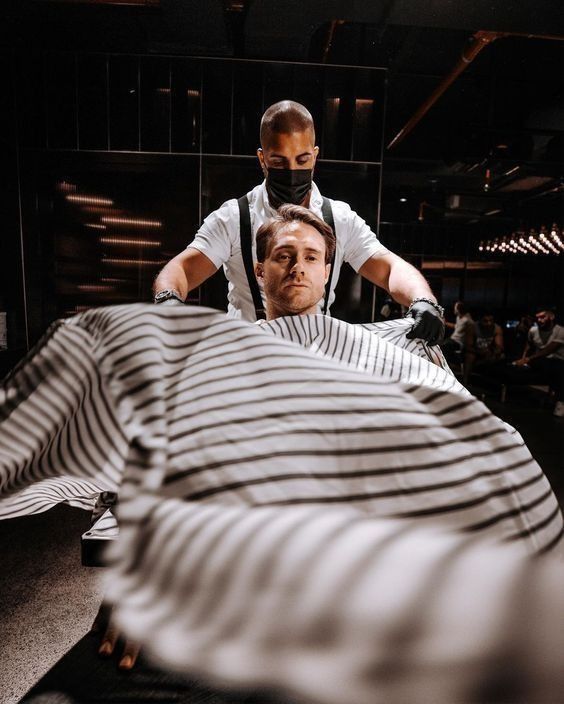 Preparando um corte masculino na barbearia Valhalla